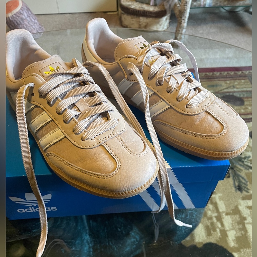 Adidas women’s samba OG Wonder taupe/cloud white/gold metallic Size 6